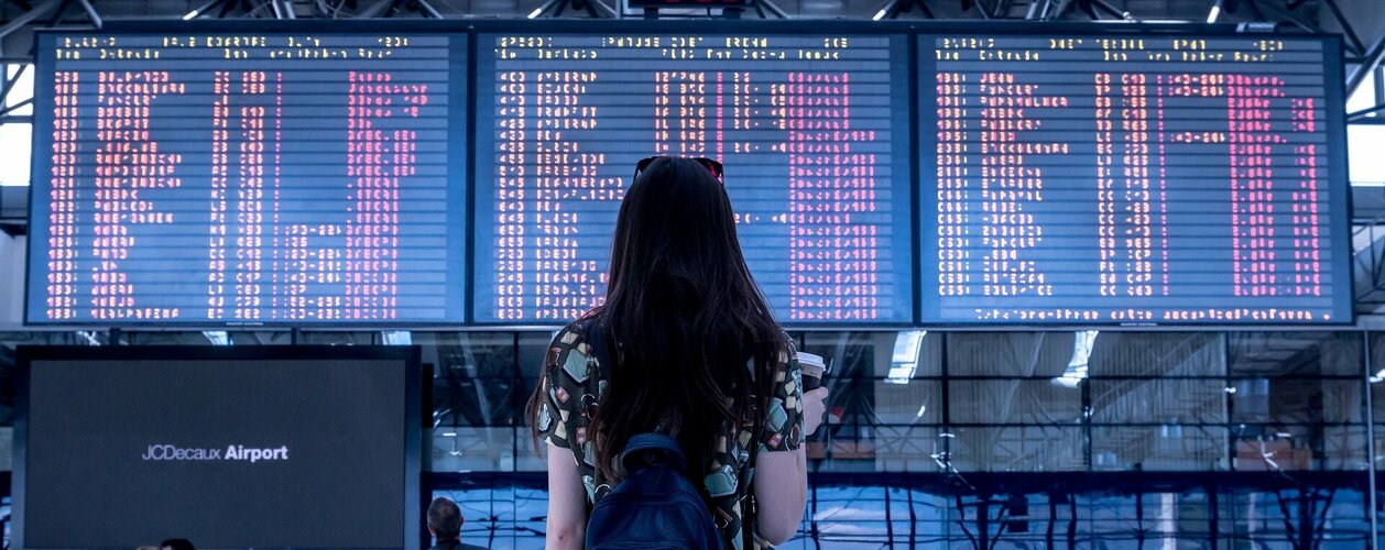 internationale Studierende am Flughafen