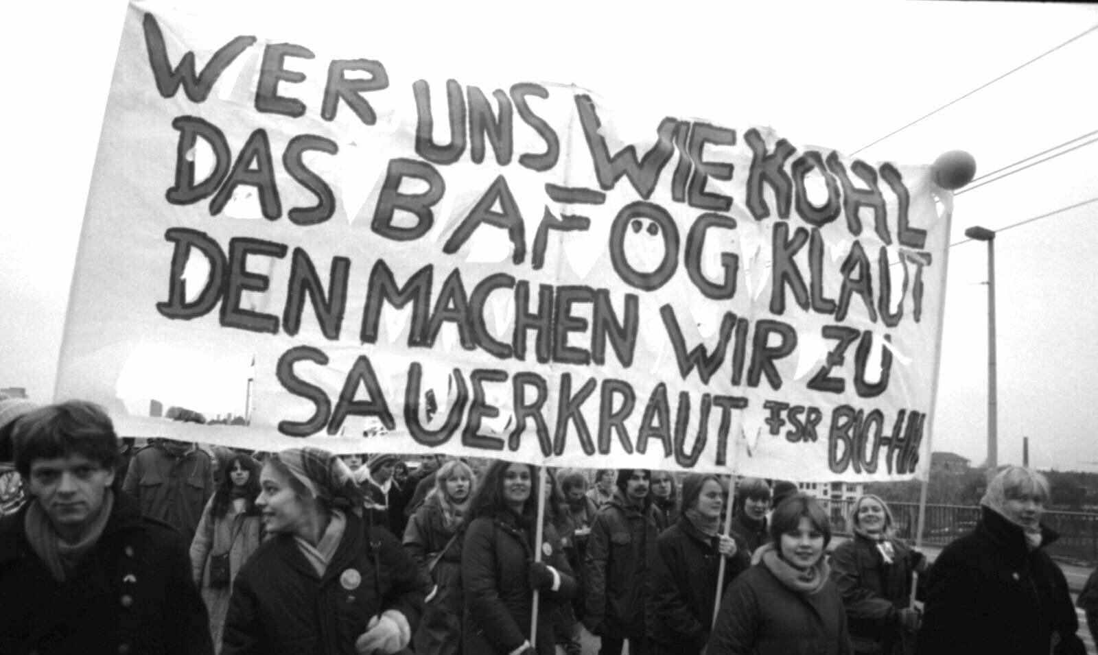 In den 1980er Jahren wurde das BAföG in ein Volldarlehen umgewandelt – zum Ärger der Studierenden | (c) picture alliance/Klaus Rose
