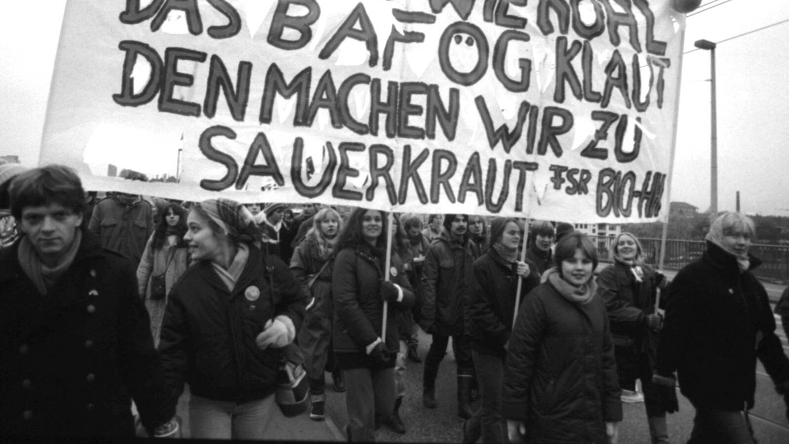 In den 1980er Jahren wurde das BAföG in ein Volldarlehen umgewandelt – zum Ärger der Studierenden | (c) picture alliance/Klaus Rose