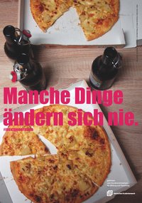 Foto: zwei Pizzen auf Pappen und zwei Bierflaschen auf einem Tisch - Schriftzug: "Manche Dinge ändern sich nie. #nextgeneration"