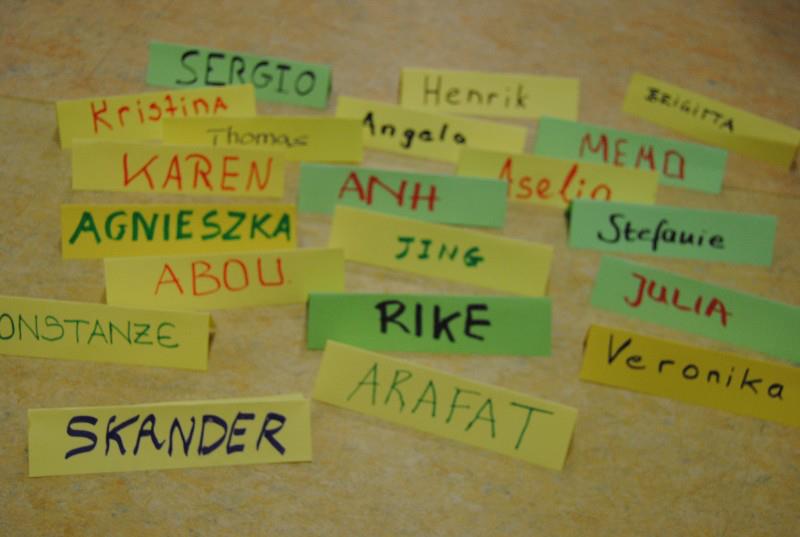 Namensschilder von Seminarteilnehmern versammelt auf einem Tisch