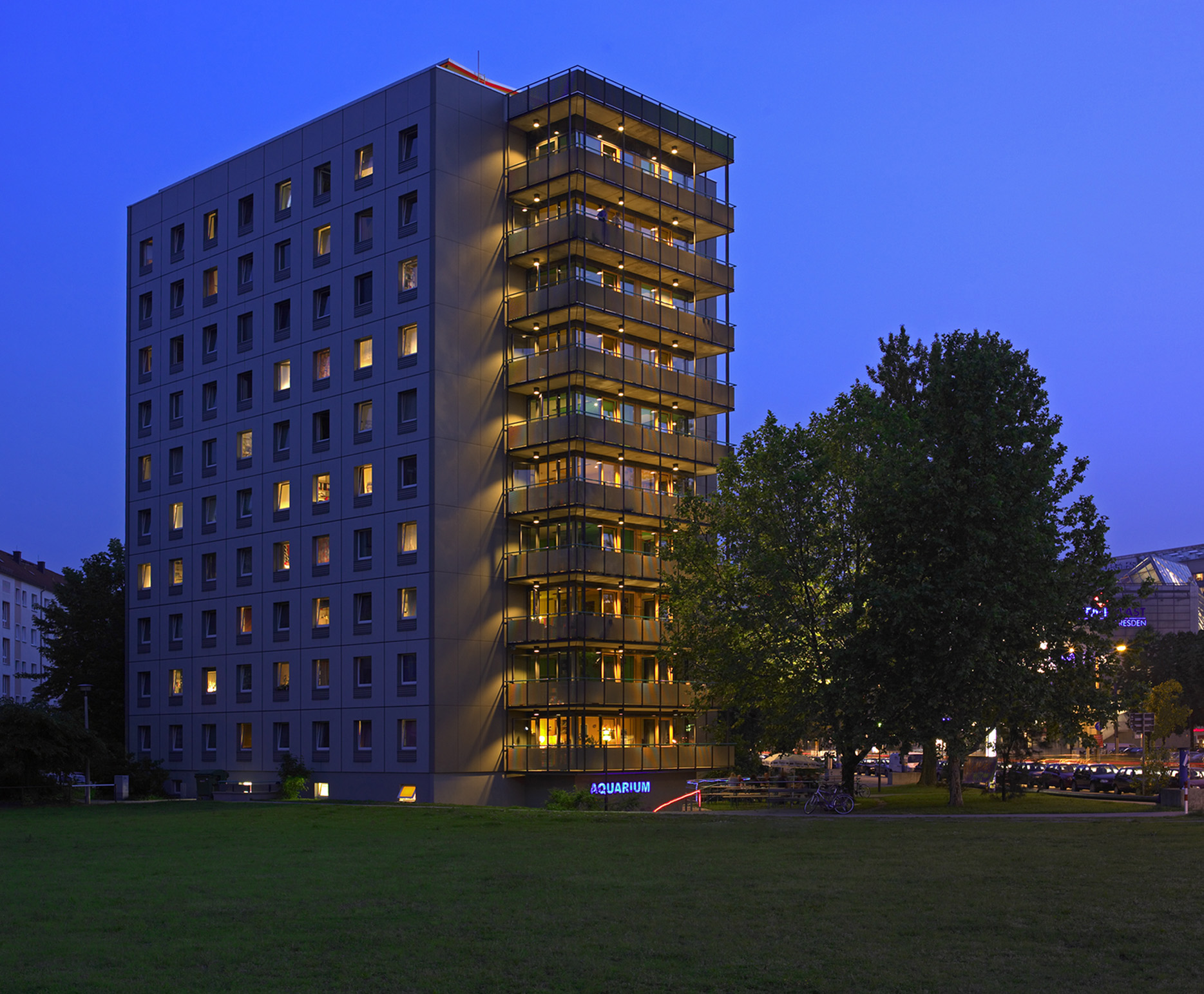 Ein Bild vom Studentenwohnheim Dresden: ein großes, einem Plattenbau ähnliches Gebäude mit großen Balkonen in jeder der insgesamt neun Etagen.