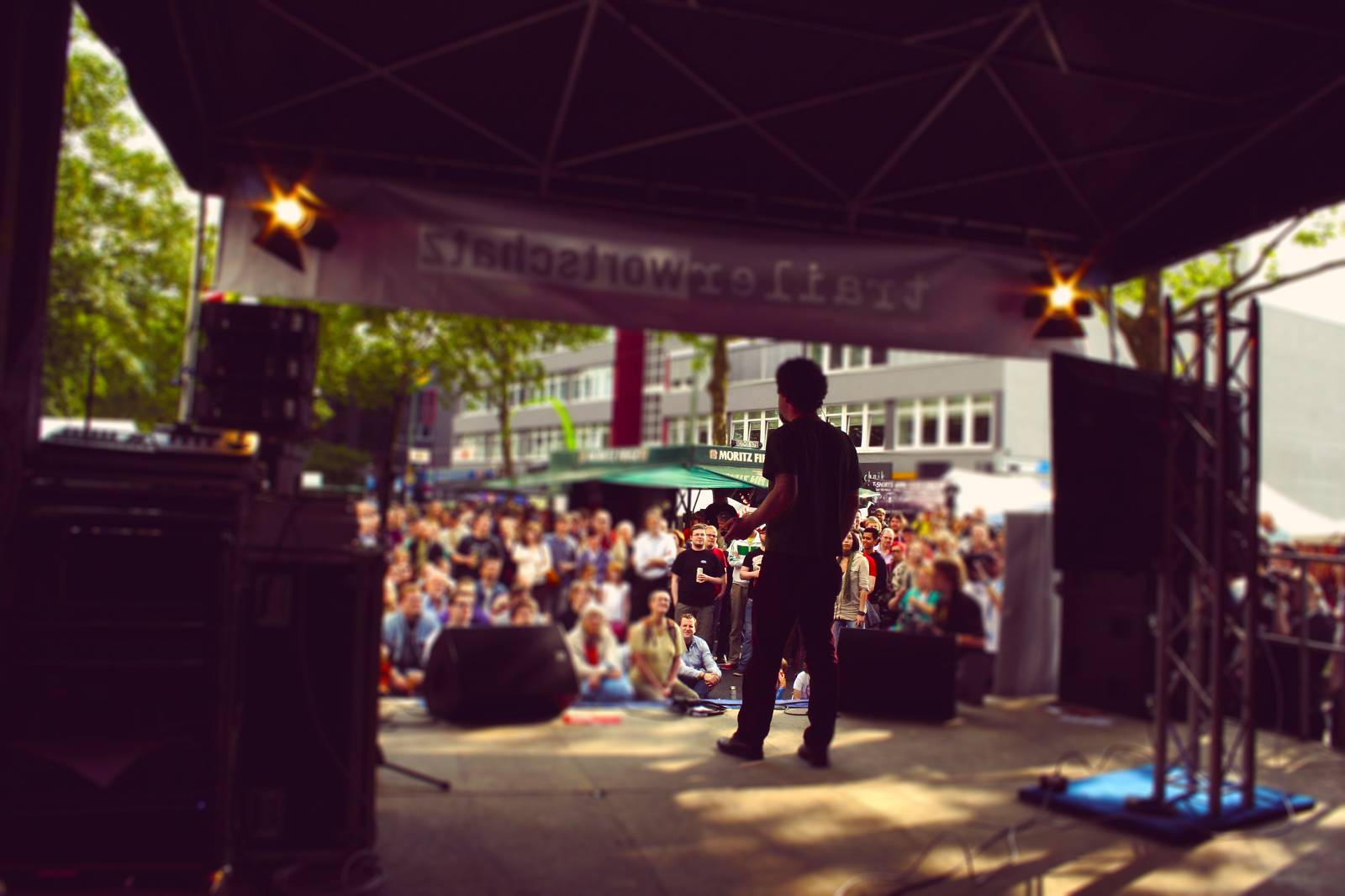 Ein Mann auf der Bühne bei einem Openair-Festival, vor ihm steht das Publikum.