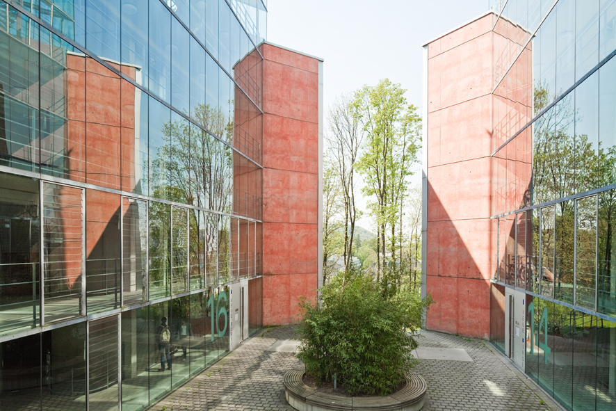 Das Bild zeigt die Fassade des Studentenwohnheims Wuppertal: sie ist durchsichtig, da ganz aus Glas.