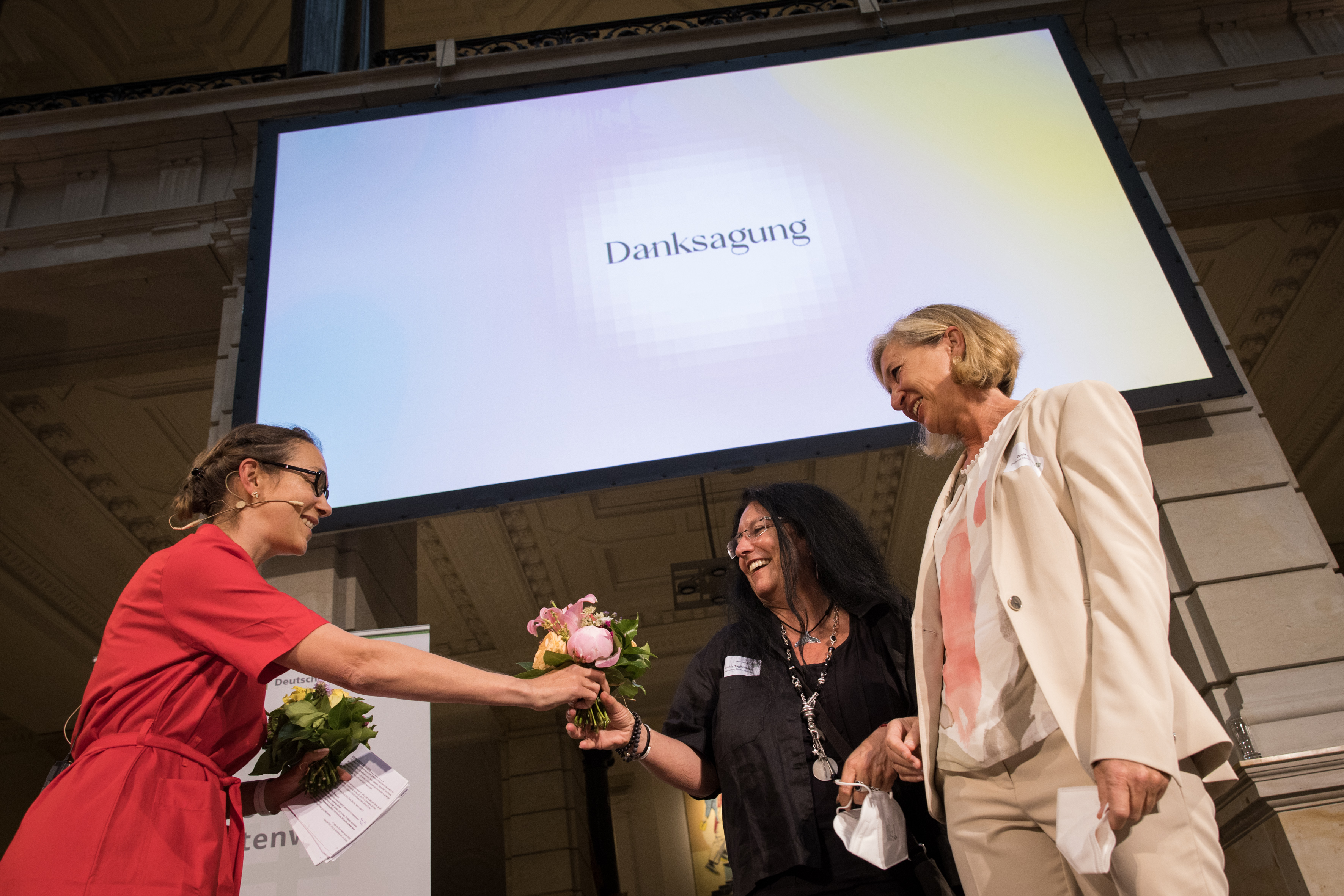 36. PW - Preisverleihung - Claudia Brüninghaus (Moderatorin), Sanja Taghizadeh (DSW) und Danja Oste (DSW) 