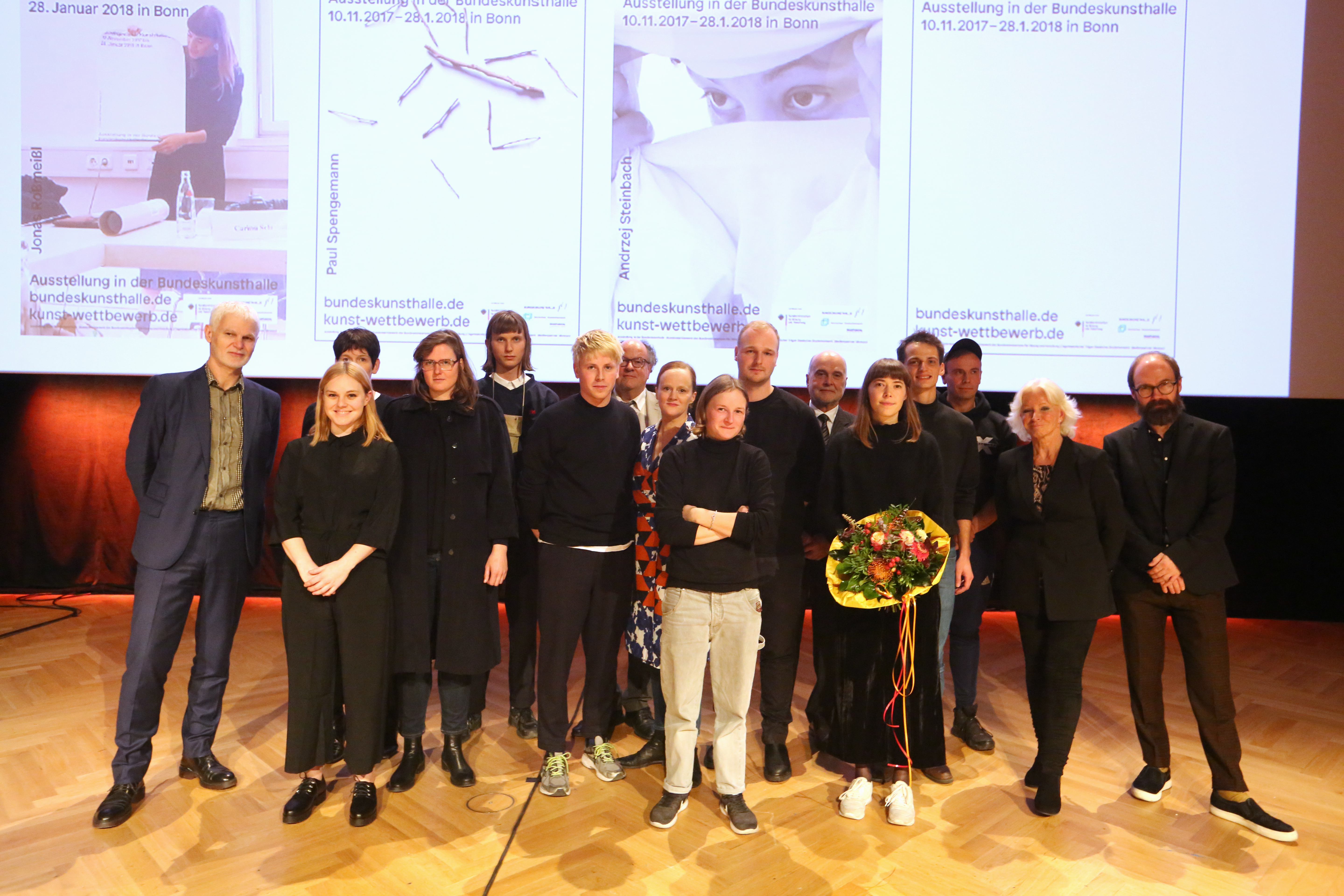 Gruppenfoto mit den Unterstützern, Jurymitgliedern und den Preisträgern und Preisträgerinnen des 23. Bundeswettbewerbes "Bundepreis für Kunststudierende"