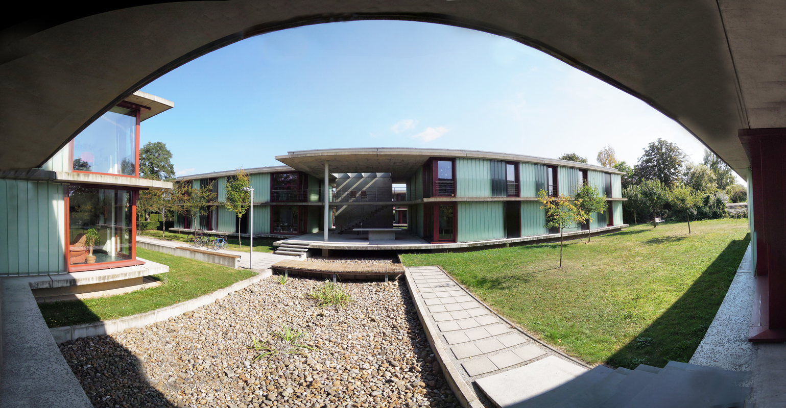 Ein Bild vom Studentenwohnheim Halle: ein modernes, flaches Gebäude zum großen Teil aus Glas hat nur zwei Etagen.