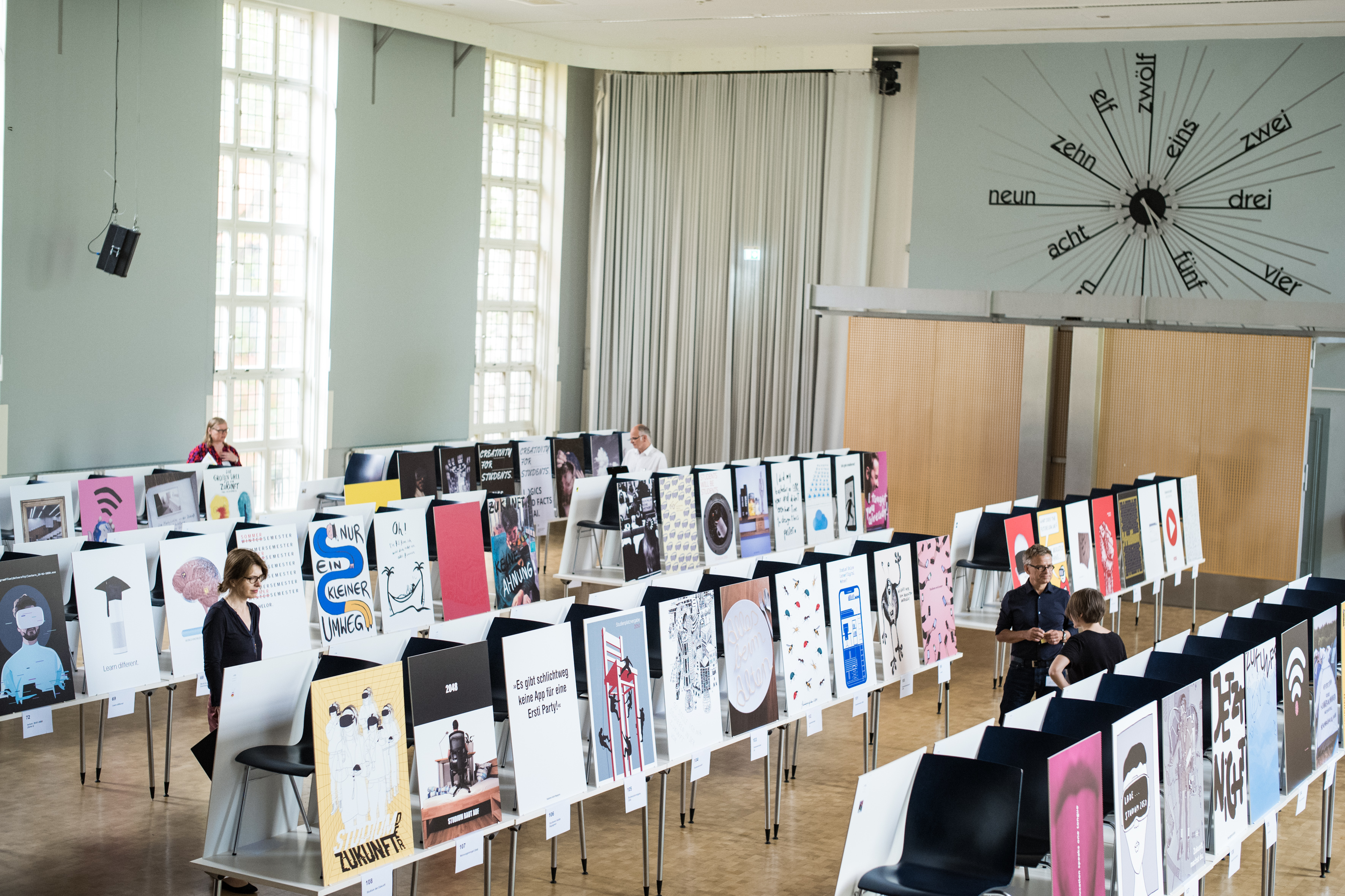 Jurysitzung des 33. Plakatwettbewerbs im Freiraum des Studierendenwerks Berlin - Totale
