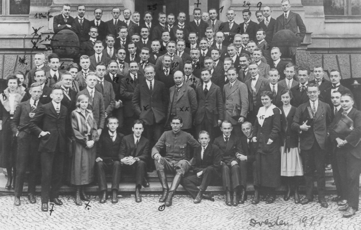 Gruppenfoto, ca. 100 Personen schwarz-weiß