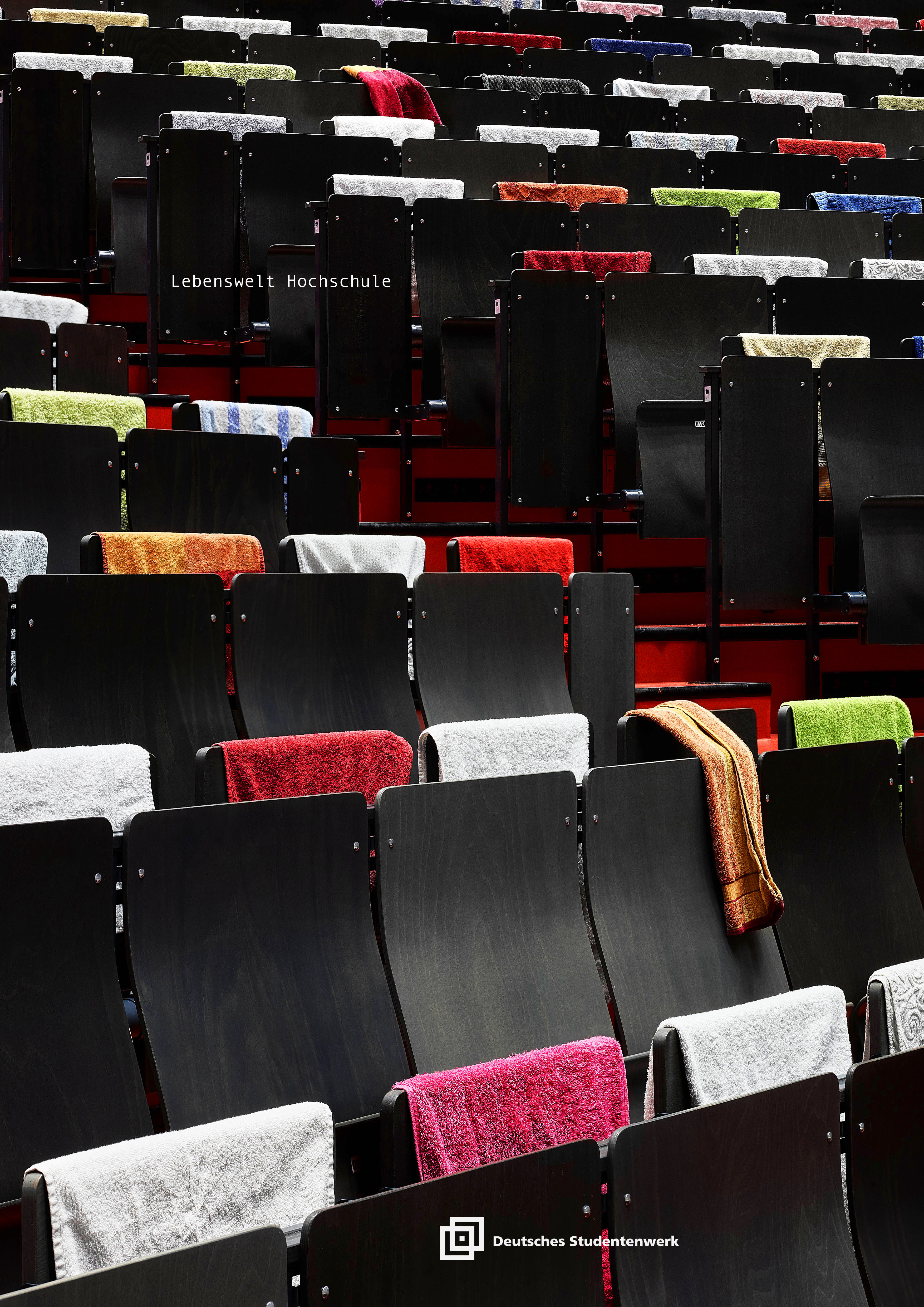 Plakatentwurf: Ein Hörsaal, in dem die einZelnen Stühle mit Handtüchern reserviert sind.