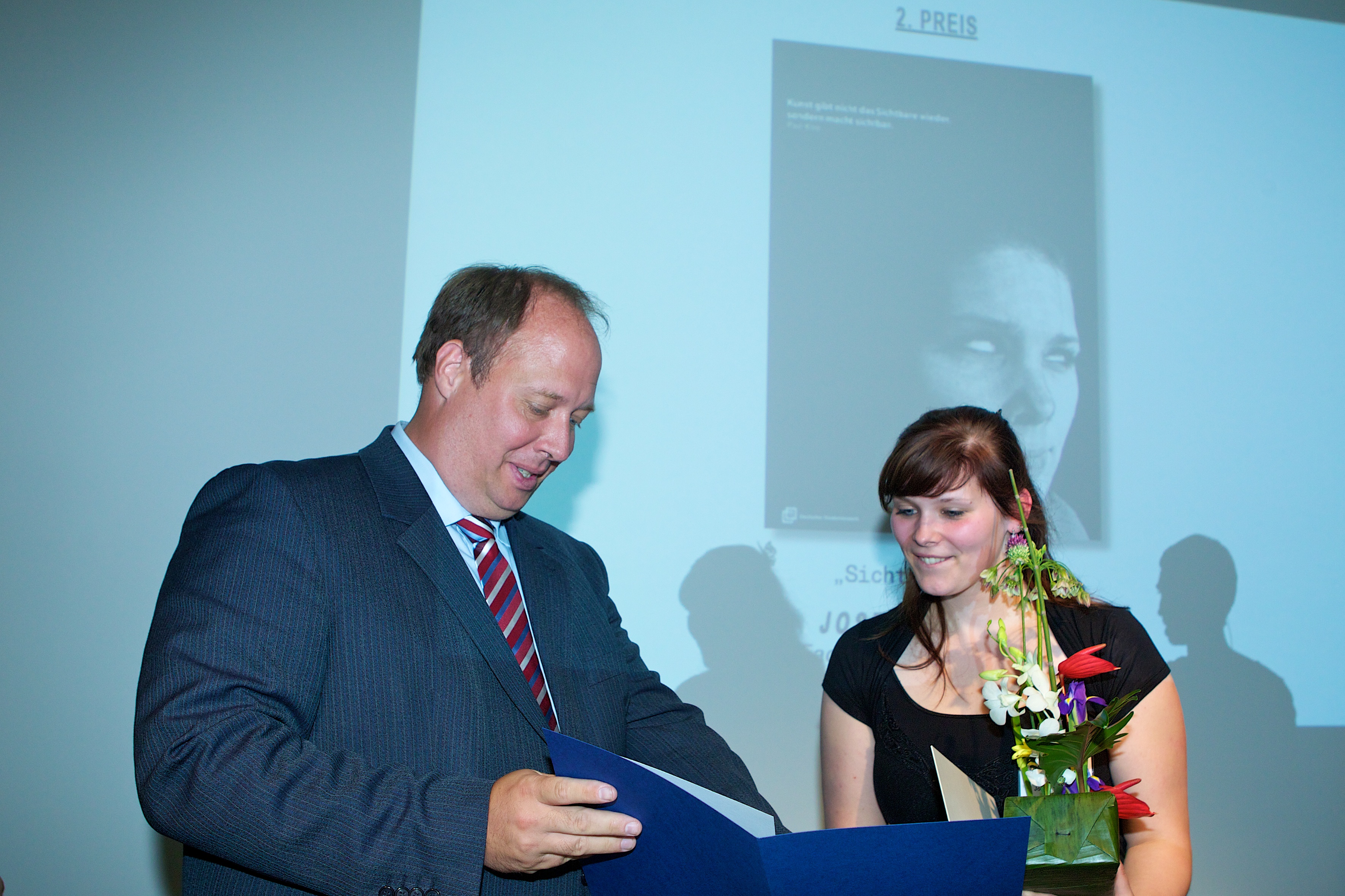 Staatssekretär Dr. Helge Braun übergibt einen 2. Preis an Josephin Klamet | (c) Kay Herschelmann