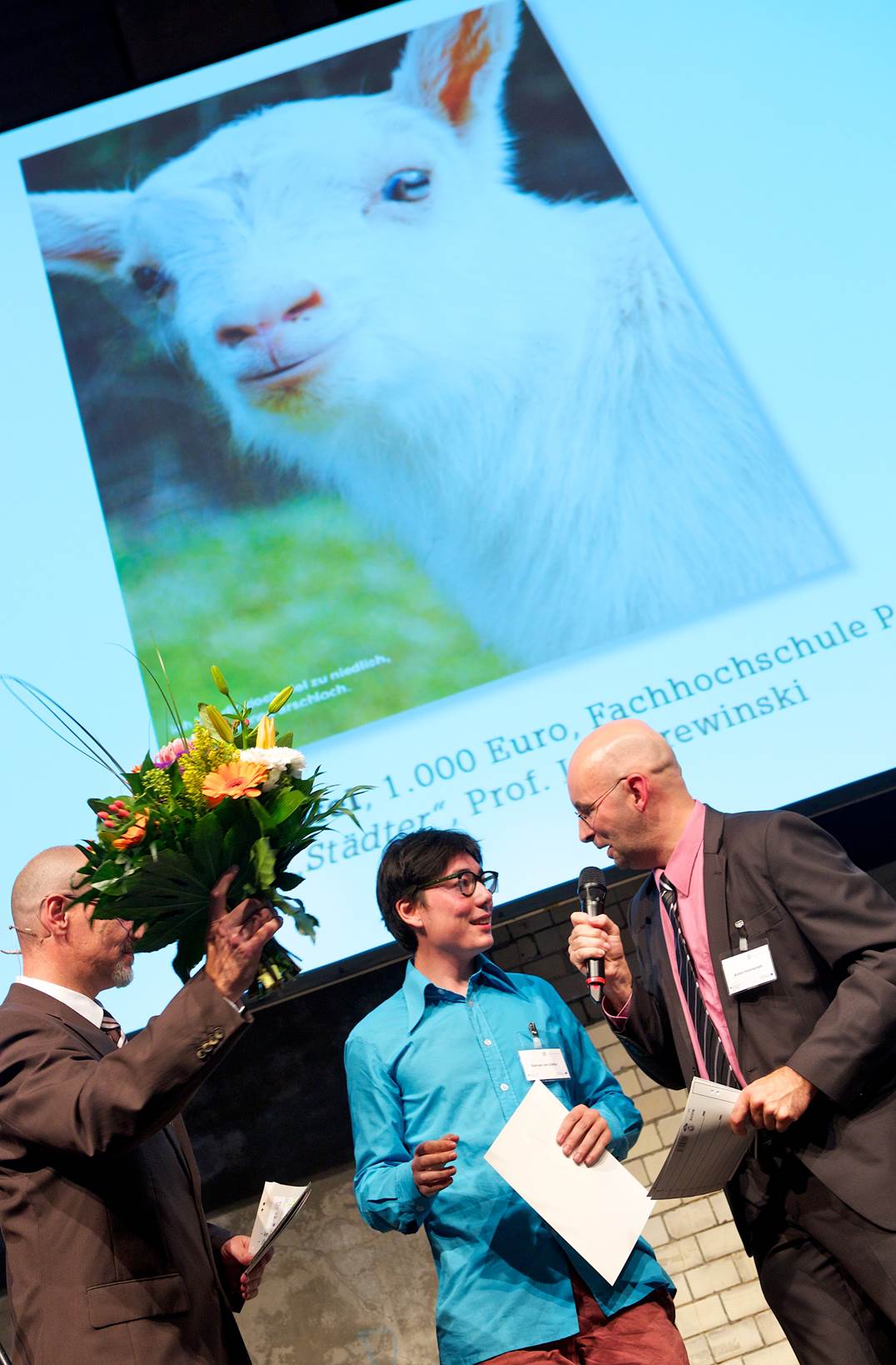 Samuel von Düffel mit Moderatoren: Stefan Grob (DSW) und Armin Himmelrath vor seinem Plakat "städter" (2. Platz) | (c) Kay Herschelmann