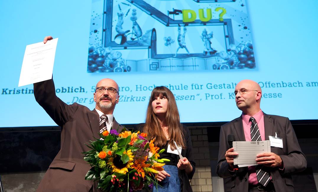 Preisträgerin Kristina Knoblich mit Moderatoren: Stefan Grob (DSW) und Armin Himmelrath, im Hintergrund ihr Plakat „Der große Zirkus ums Essen“ (3. Platz) | (c) Kay Herschelmann