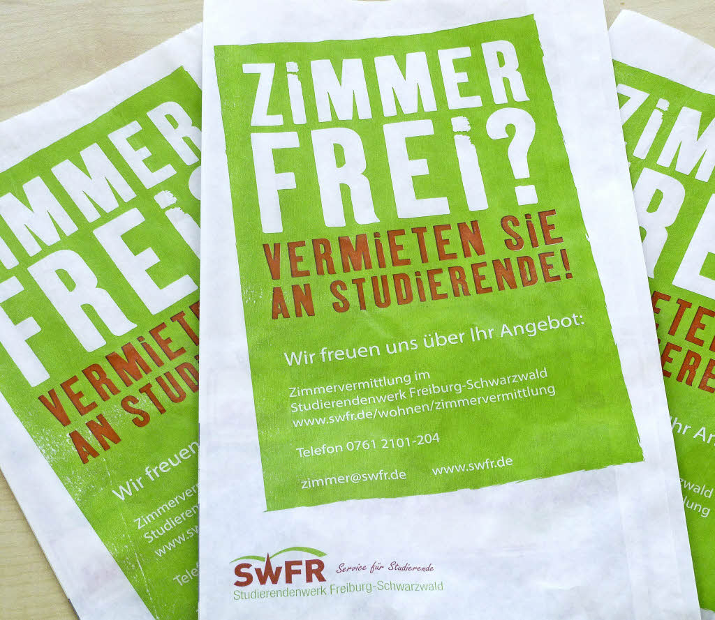 Ein Bild von einem Suchaufruf nach privaten Zimmerangeboten auf Brötchentüten mit der Aufschrift: "Zimmer frei? Vermieten Sie an Studierende!"