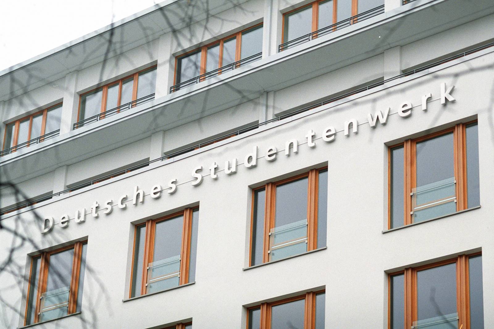 Die Fassade vom Deutschen Studentenwerk am Monbijouplatz 11