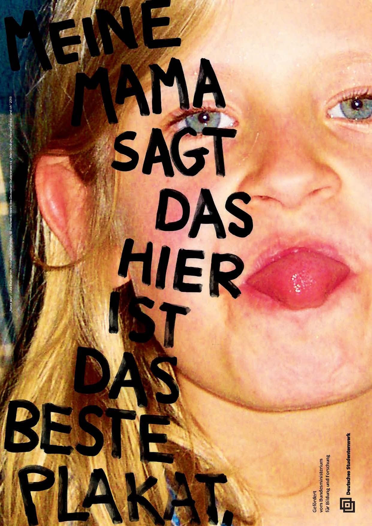 Foto von blondem Mädchen, Gesicht, Totale, streckt die Zunge heraus. Text groß über das Foto, schwarzer Edding: "Meine Mama sagt das hier ist das beste Plakat"