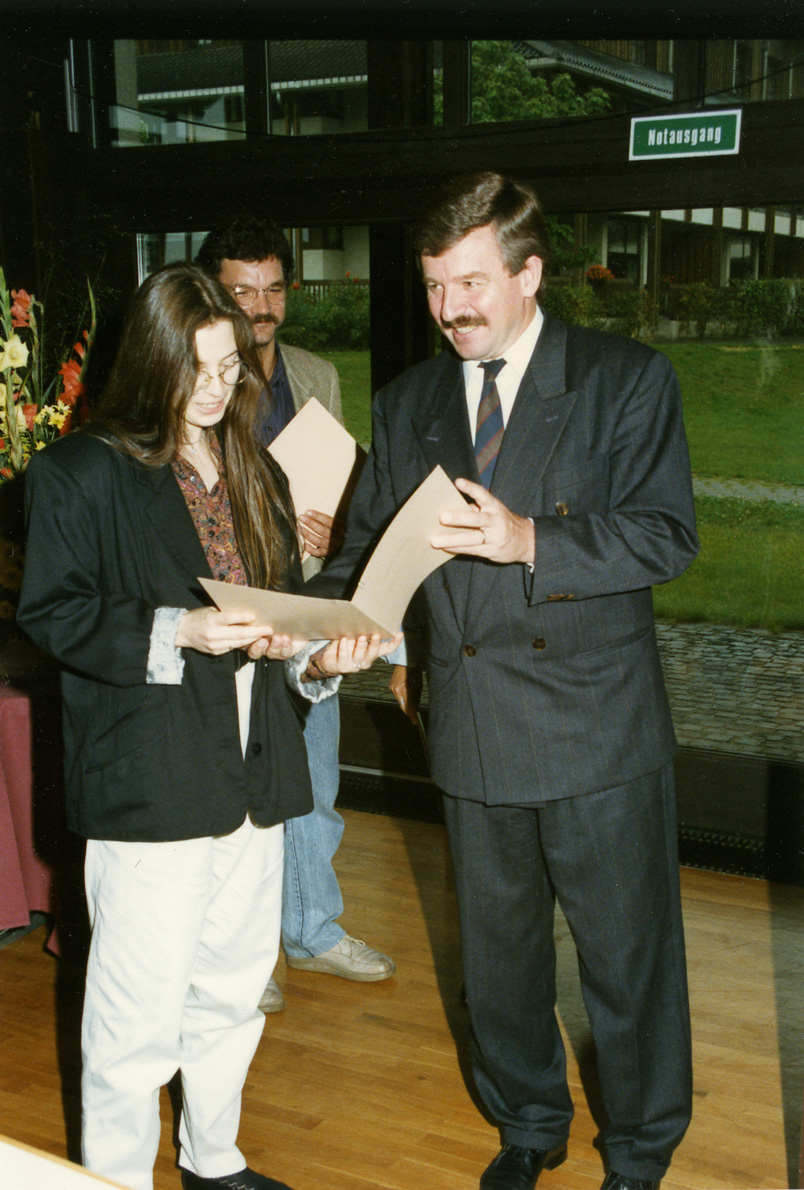 Jürgen Möllemann überreicht eine Urkunde an eine Preisträgerin