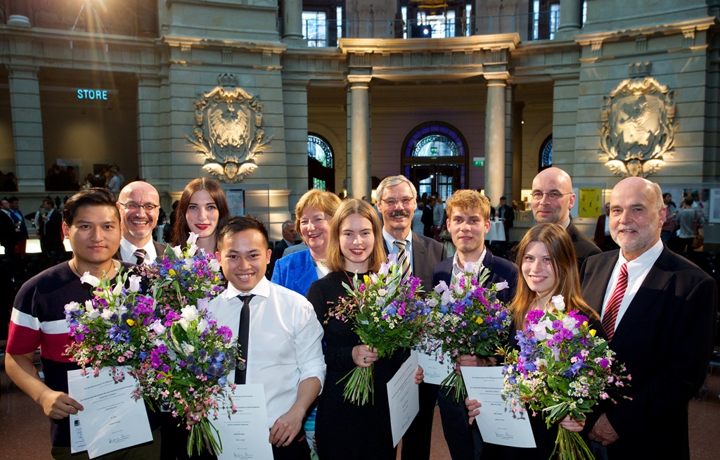 Ein Gruppenfoto von Preisträgern und Personen, die die Preisverleihung an diesem Tag auf der Bühne begleitet haben.