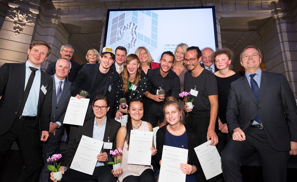 Ein Gruppenfoto von allen Preisträgern mit ihren Blumen und Urkunden sowie mit den Jury-Mitgliedern und Projektbetreuern vom Museum für Kommunikation, BMBF und DSW.