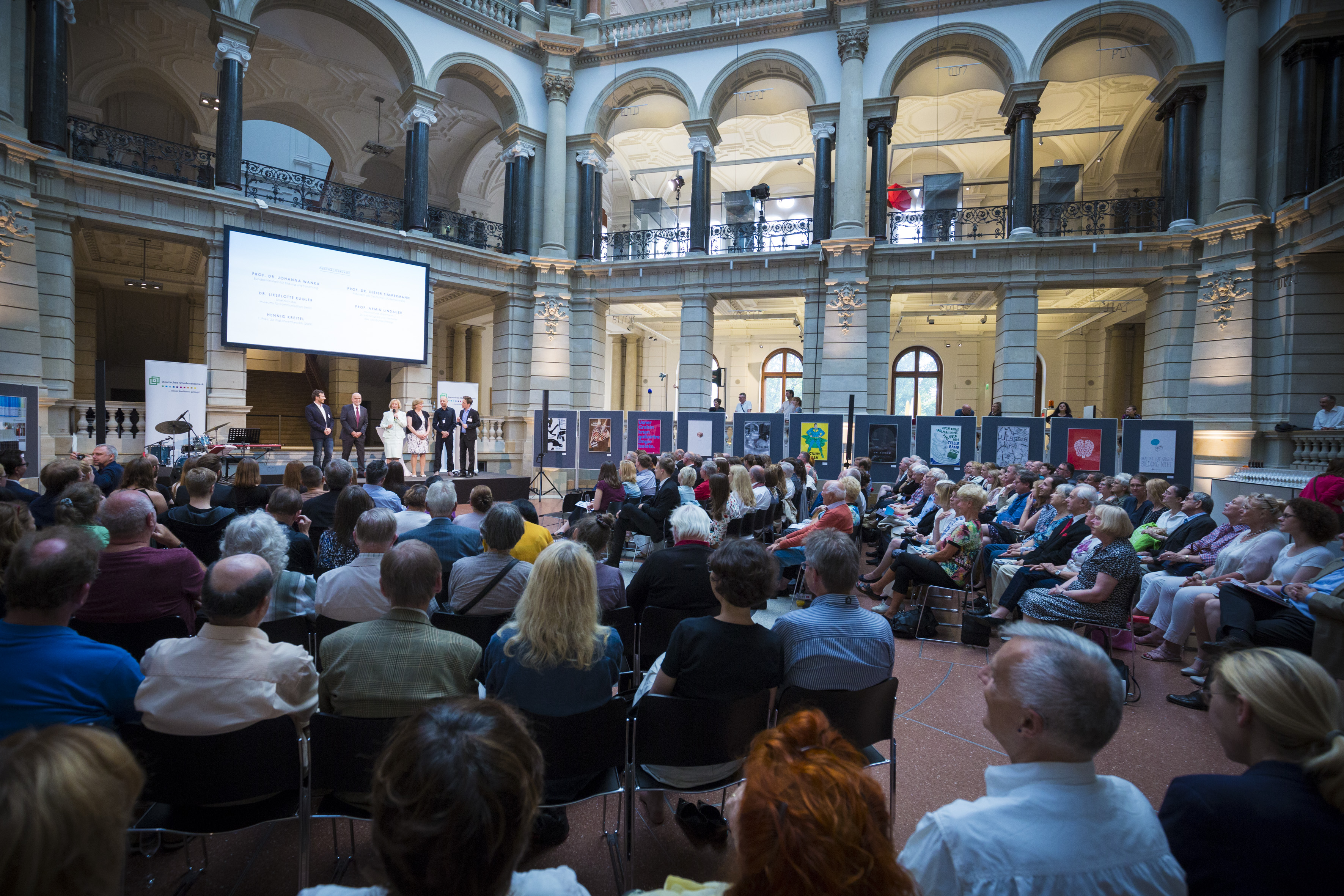 Blick auf die Bühne und das Publikum bei der Preisverleihung im Museum für Kommunikation in Berlin.